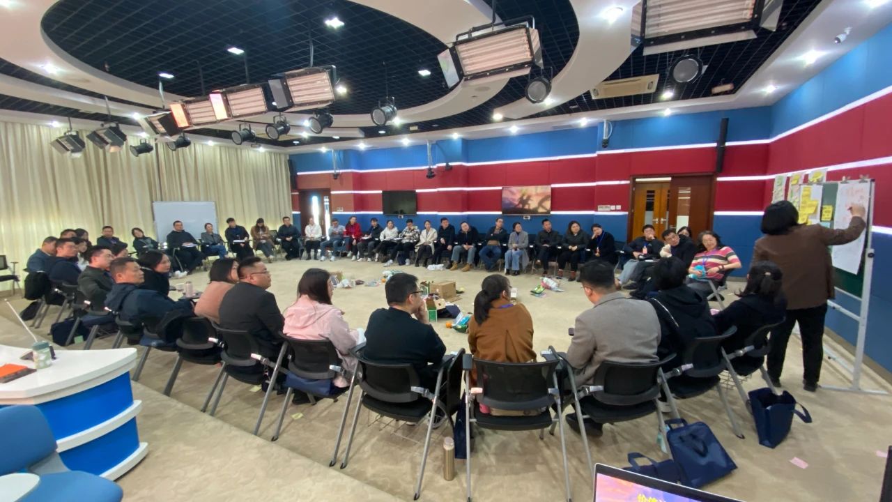 图为参训学员进行残障平等意识培训